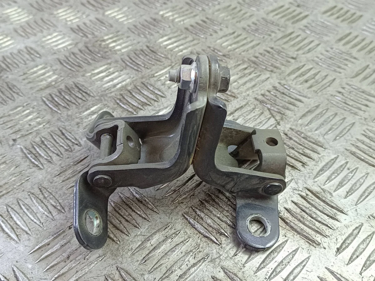 Genesis G70 2022 dörrgångjärn fram OEM FOB67076
