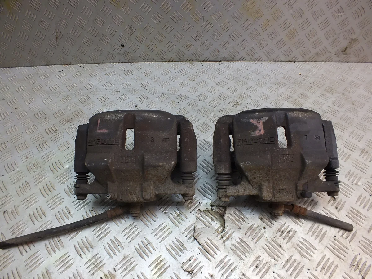 Nissan Qashqai J11 remklauw rechts voor
