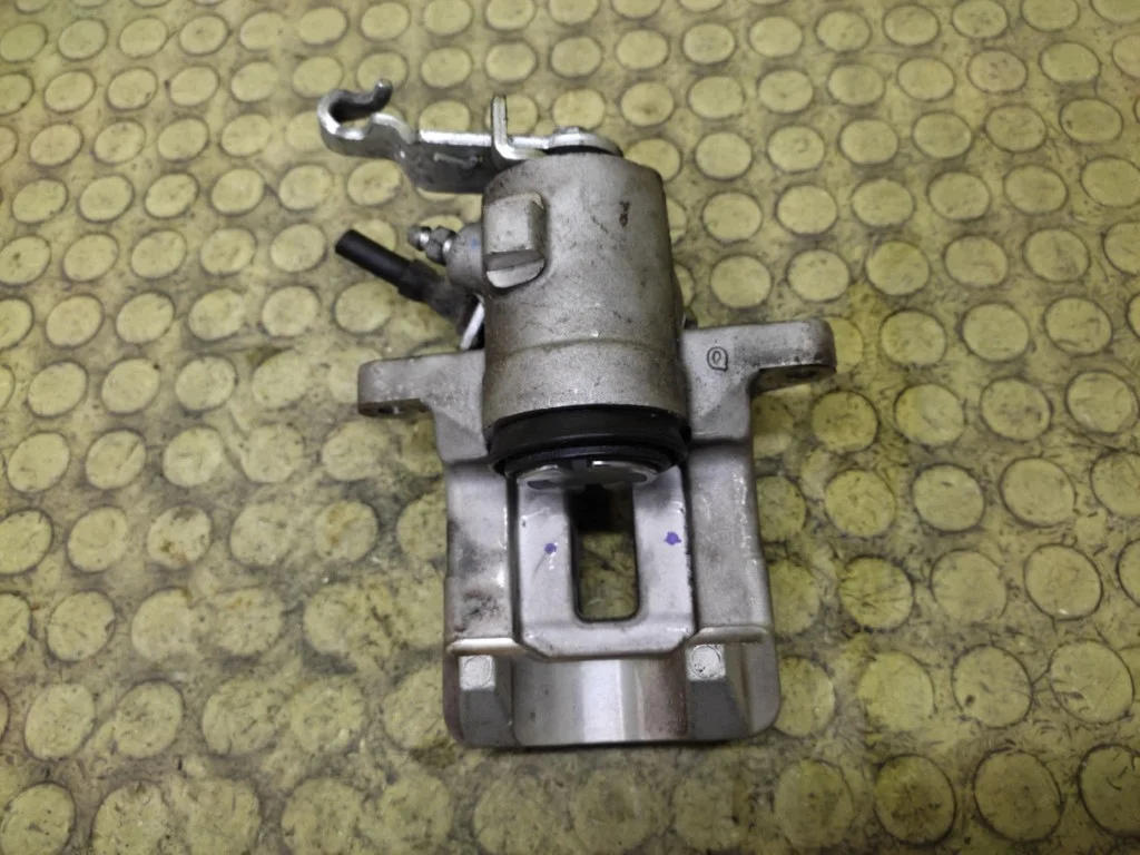 VW Golf V Bremssattel links hinten image 4