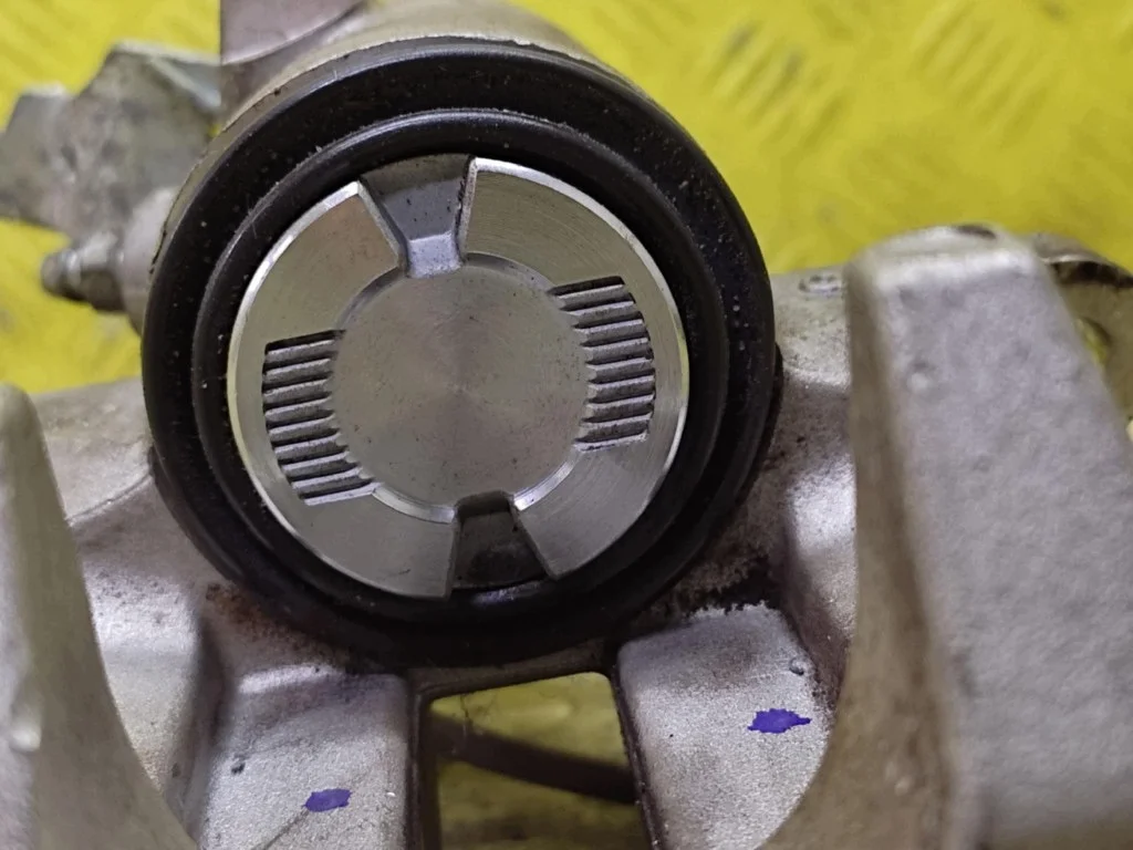 VW Golf V Bremssattel links hinten image 5