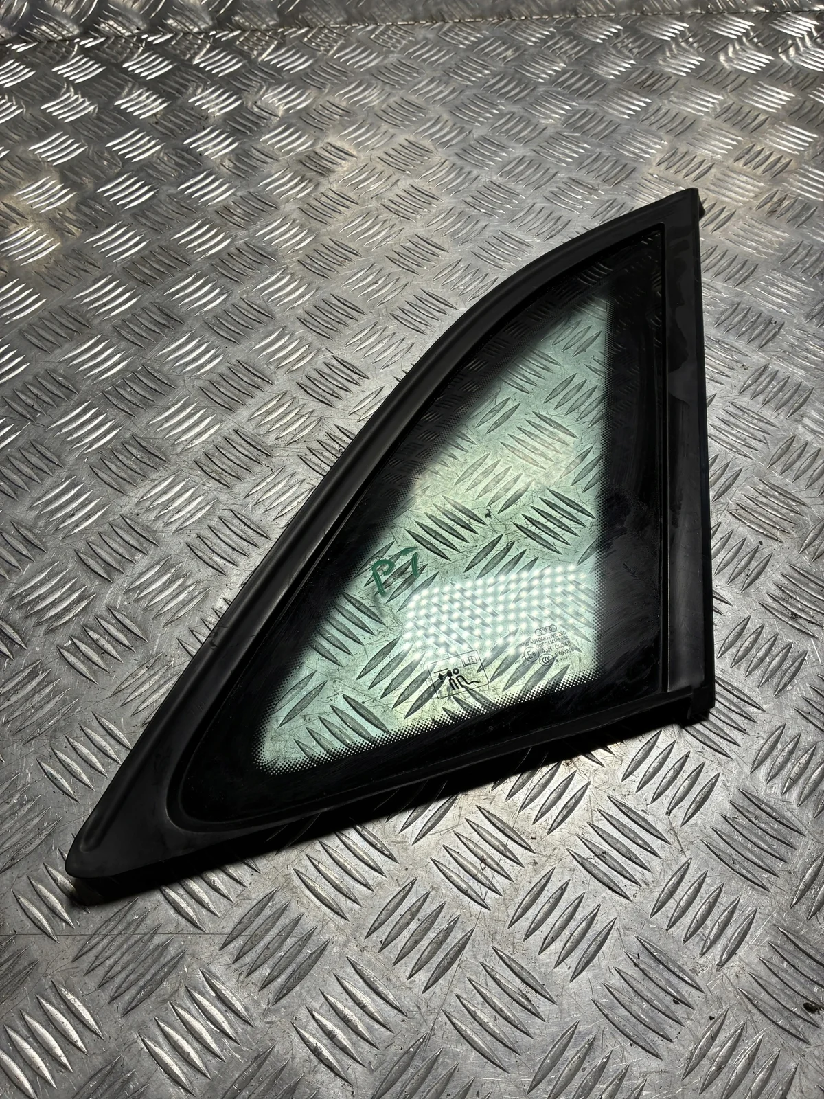 Audi Q3 8U höger bakruta 2011-
