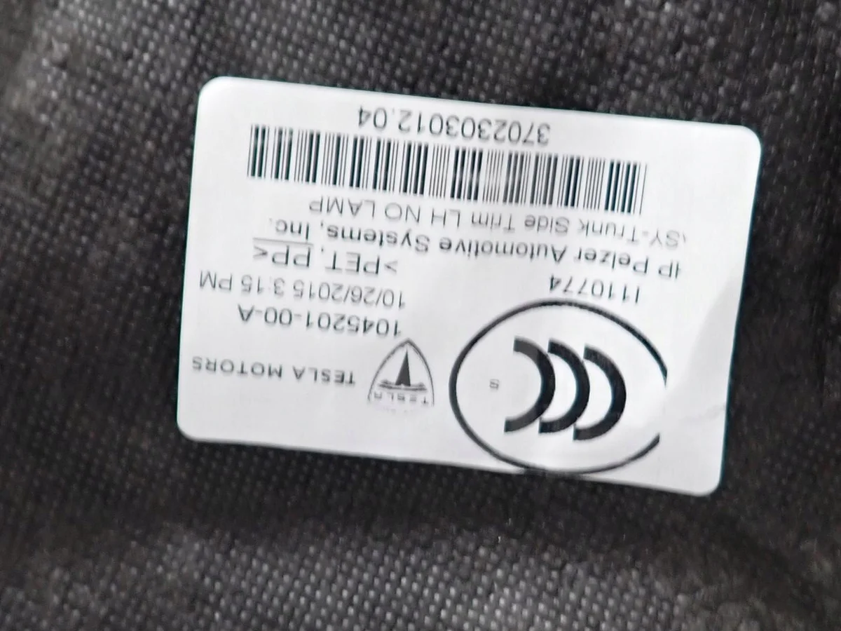 Bordure coffre Tesla Model S 1045201-00-A image 3