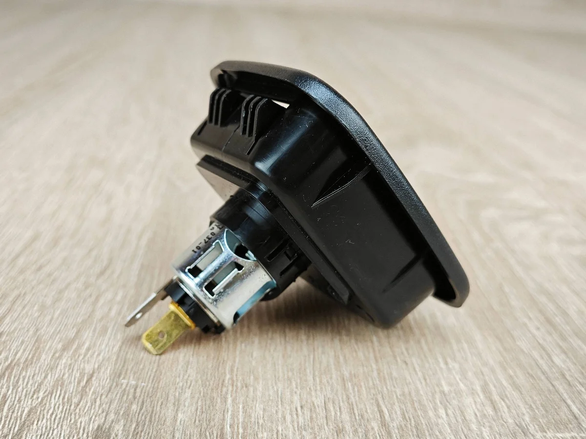 Prise allume-cigare coffre BMW X4 G02 G01 LCI 0099691