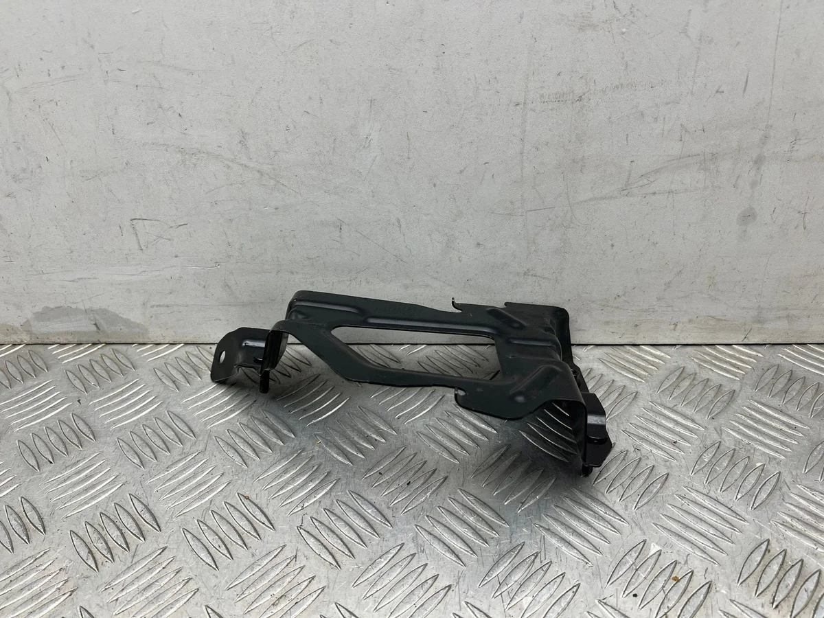 Volvo XC40 2025 Motorsteuergerät Halterung image 4