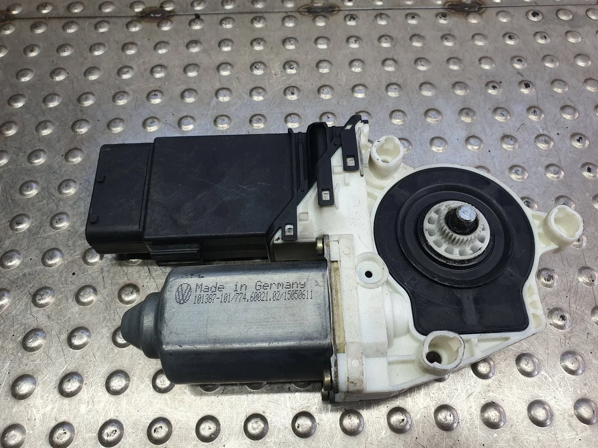 VW Golf IV Fensterheber Motor Links Vorne image 4
