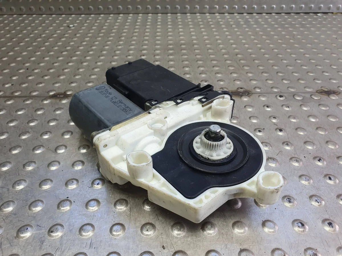 VW Golf IV Fensterheber Motor Links Vorne image 5