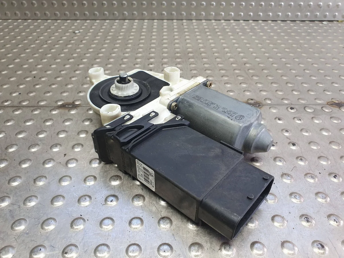 VW Golf IV Fensterheber Motor Links Vorne image 6