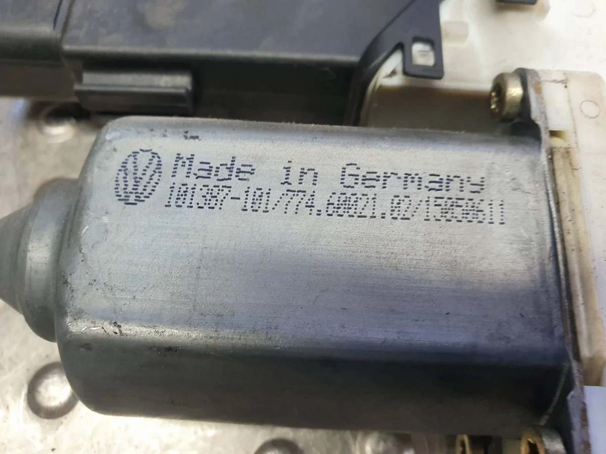 VW Golf IV Fensterheber Motor Links Vorne image 8