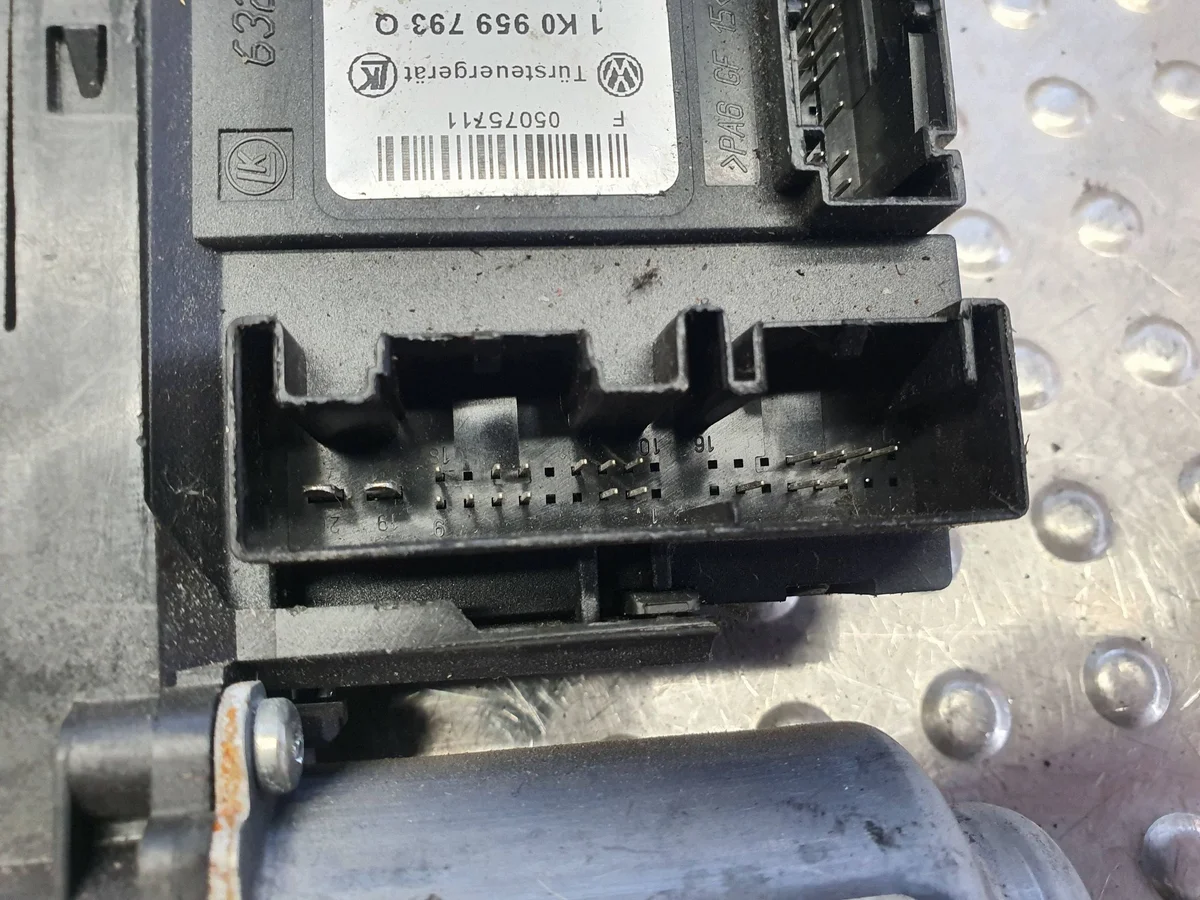 VW Golf VI Fensterheber Motor Links Vorne image 4