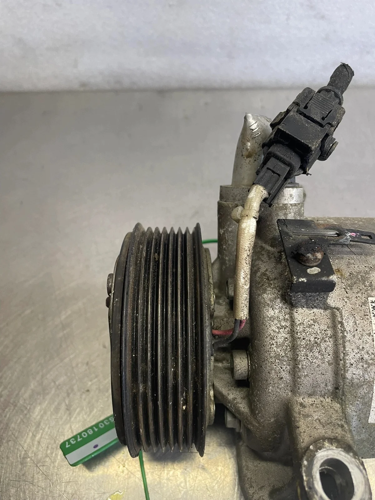 Compresseur de climatisation Dacia Nissan 926003541R image 3
