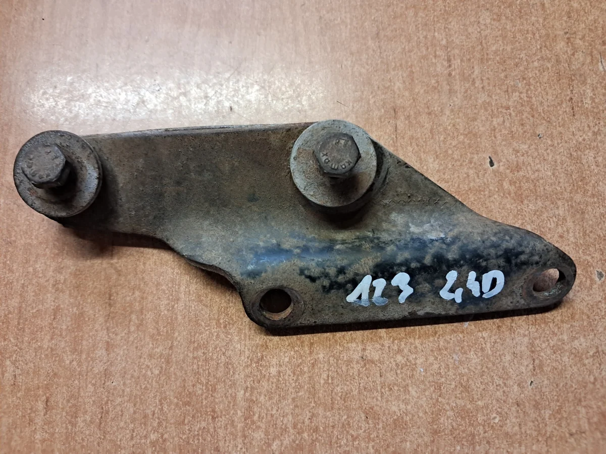 Pakoputken kiinnike Mercedes W123 2,4D