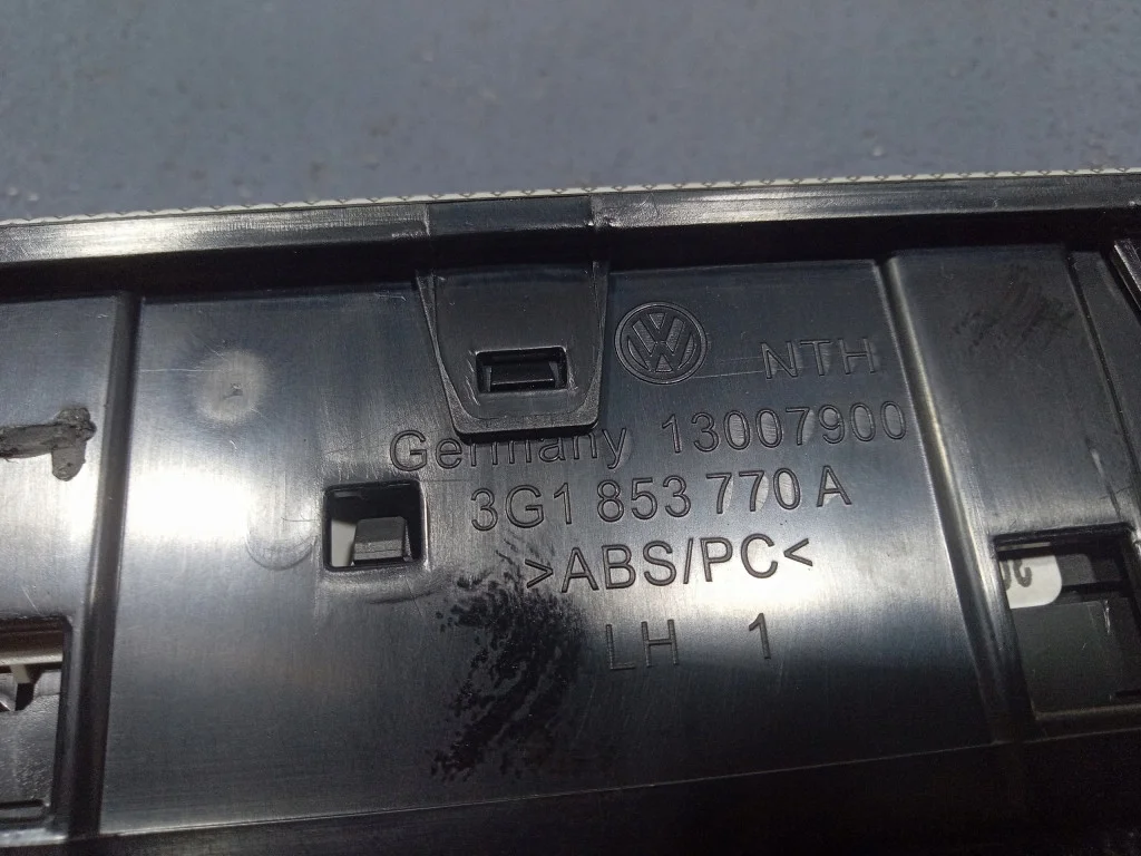 VW Passat B8 Listello Console Centrale Usato thumbnail 6