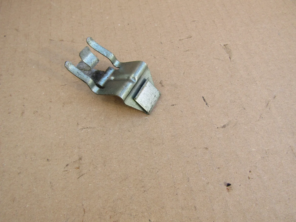 Mercedes W124 B-Säulen Clip gebraucht image 3