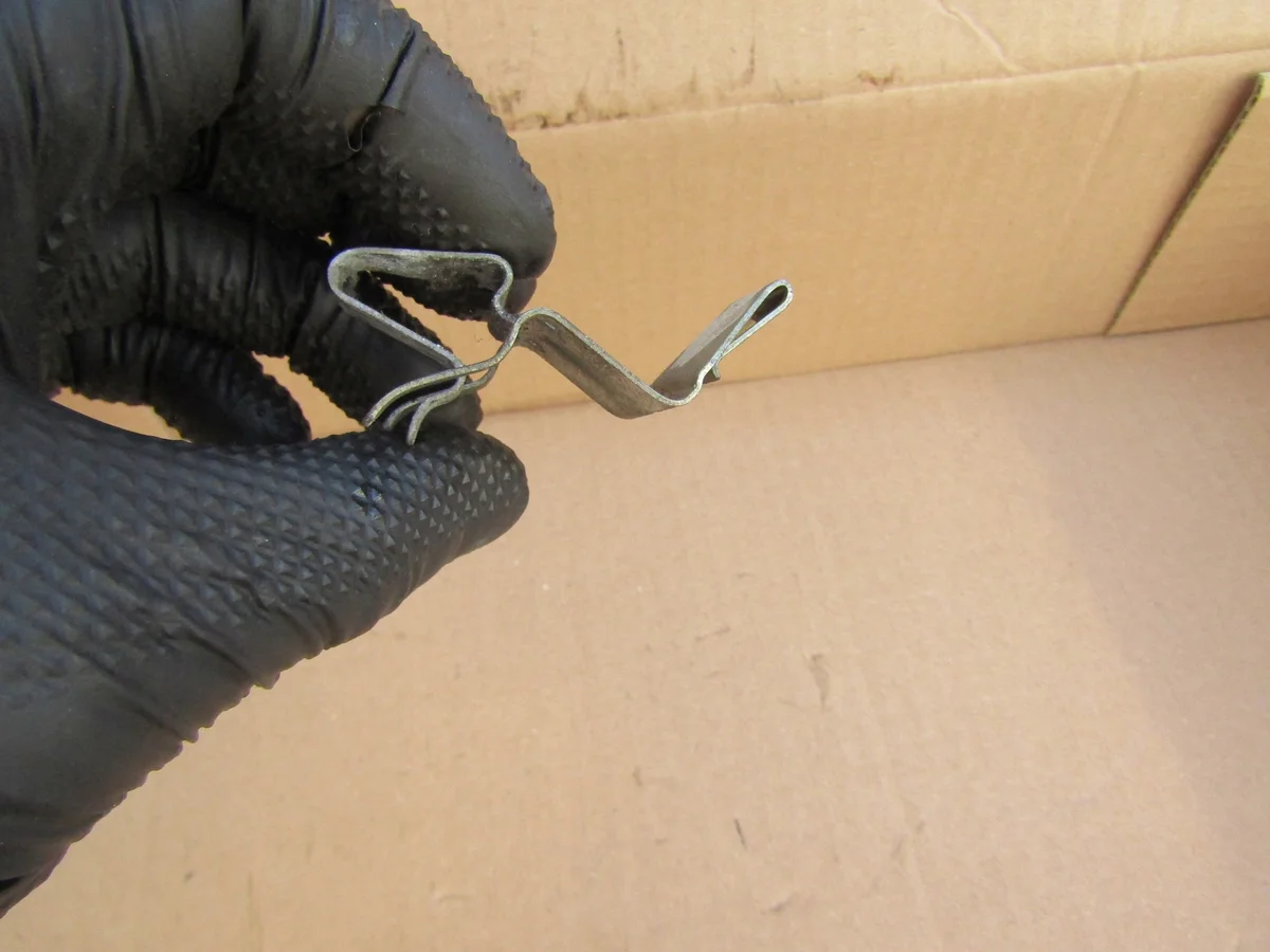 Mercedes W124 B-Säulen Clip gebraucht image 4
