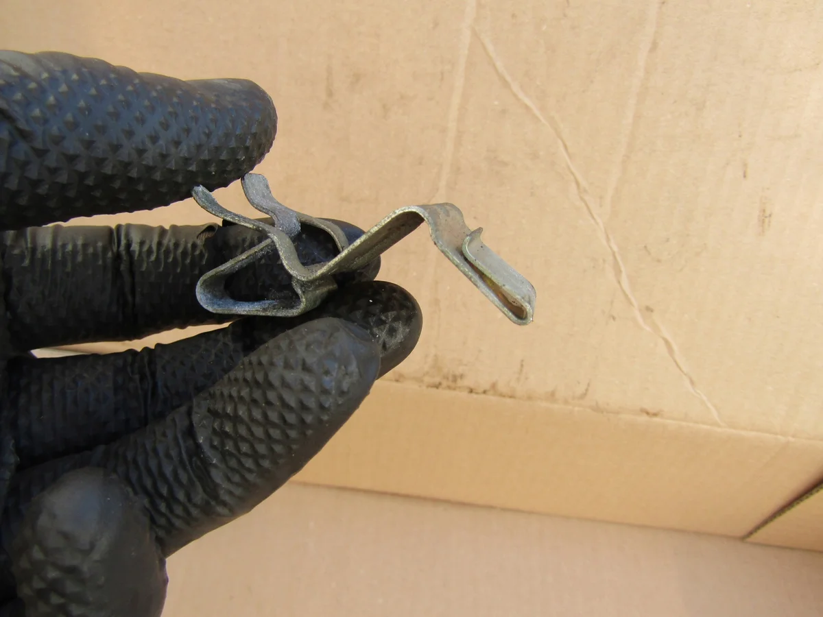 Mercedes W124 B-Säulen Clip gebraucht image 5