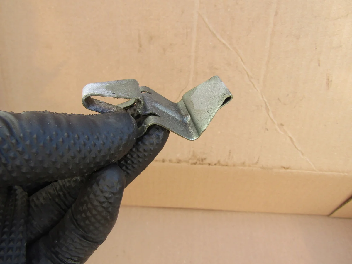 Mercedes W124 B-Säulen Clip gebraucht image 6