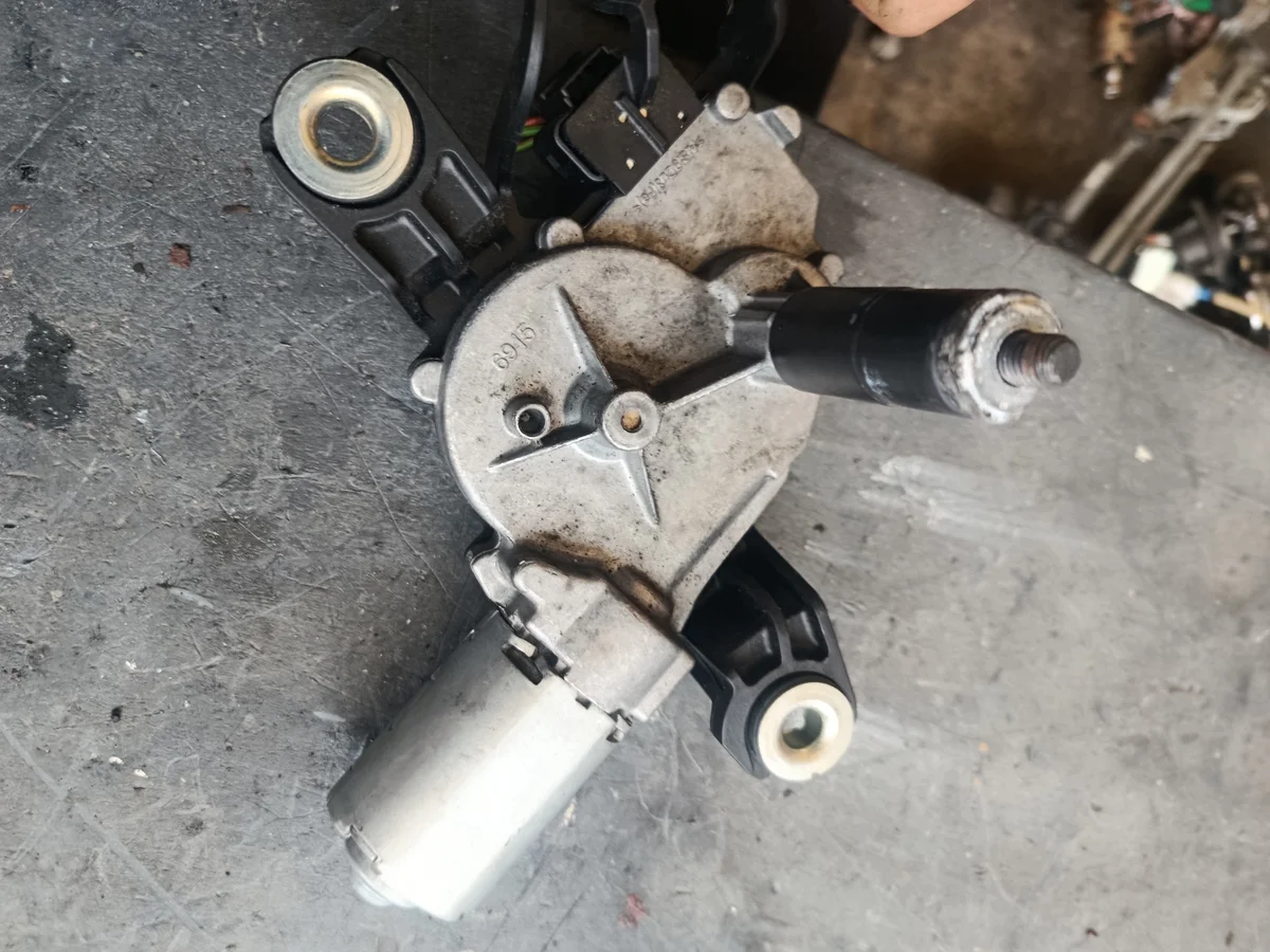 Wischer Motor hinten VW Touran II 5K69557111B image 6