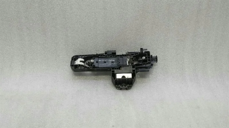 Oven vasen kahvan tukirauta Mercedes CLS W218 A2047602534