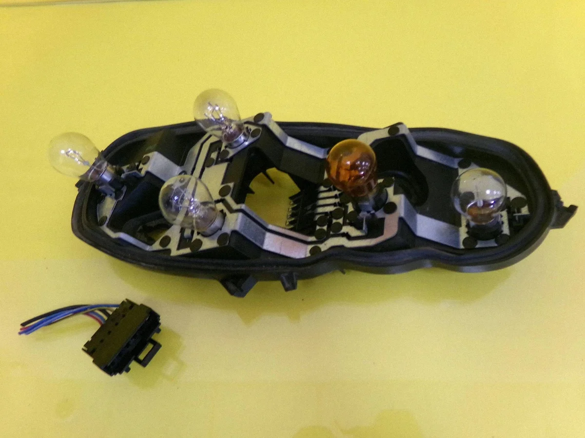 Baklykta Opel Corsa D HB Höger OEM DRC128962 image 3