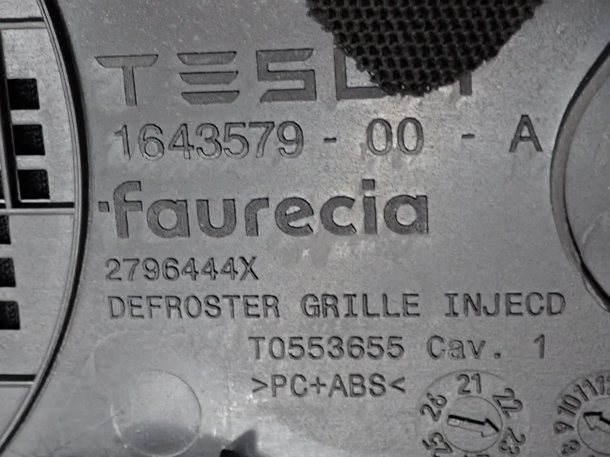 Tesla Model Y Listello Console 1643579-00-A image 5
