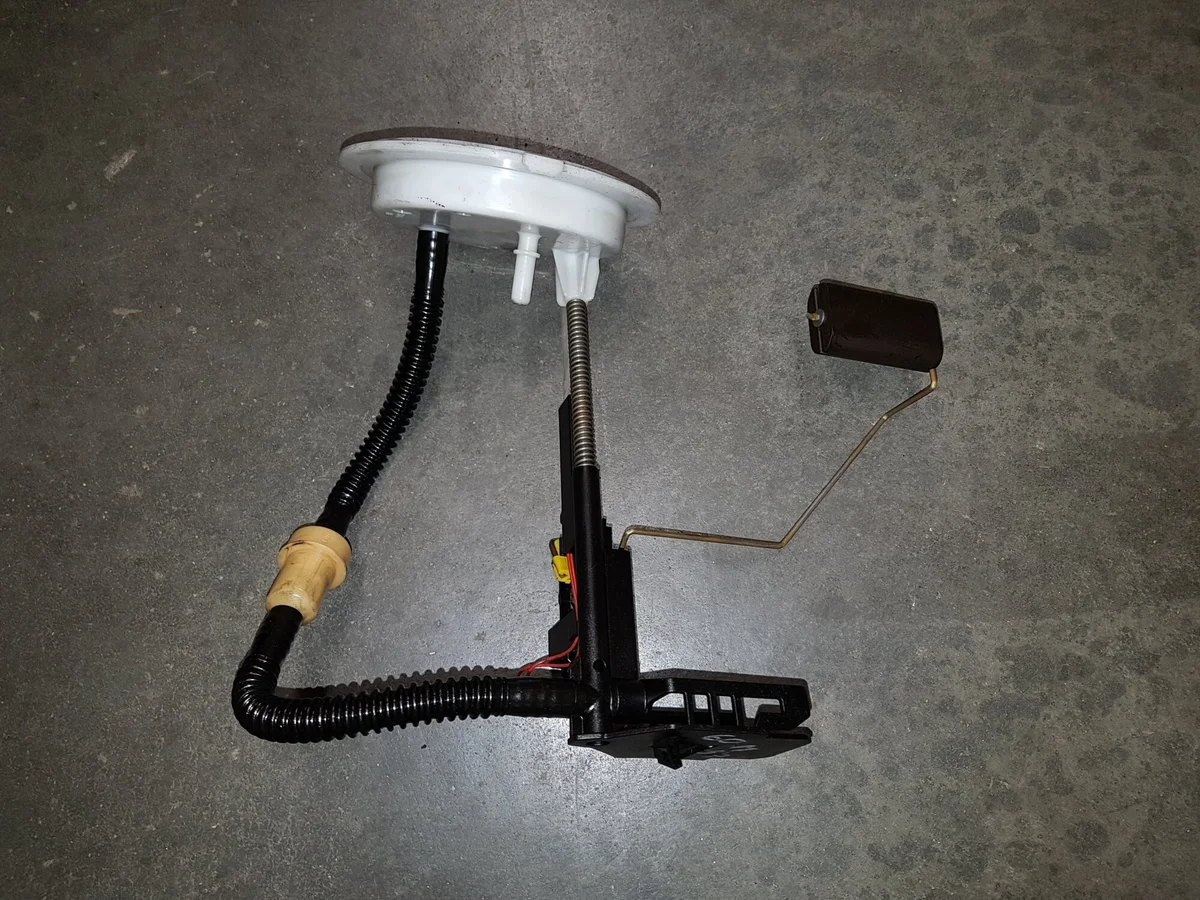 Capteur niveau carburant BMW 5 E60 E61 16146765827