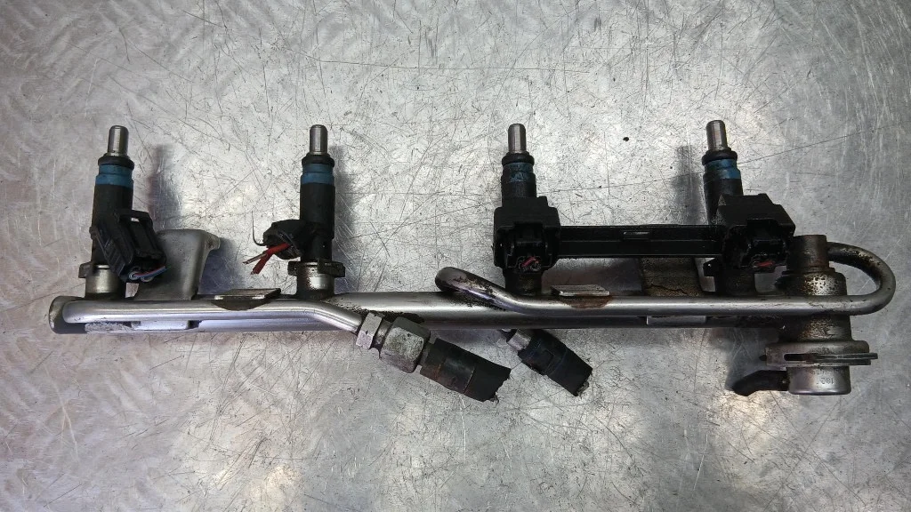 Audi A4 B6 2.0B Injector Rail 06B133551K