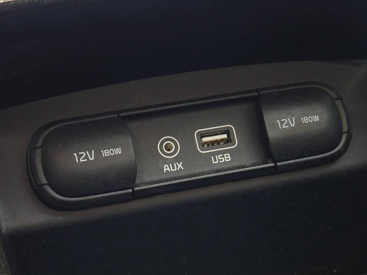 Puerto USB AUX Kia Sorento III 84680-C5500 image 8