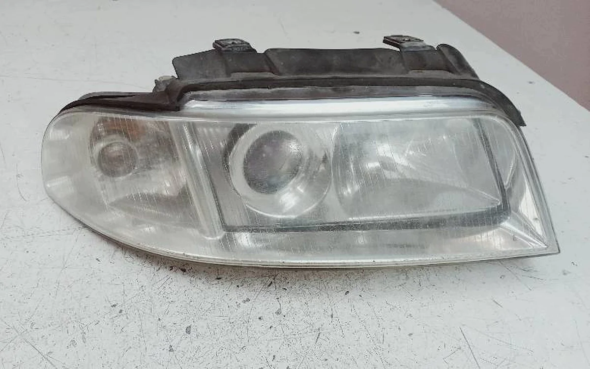 Audi A4 B5 Avant Strålkastare Höger