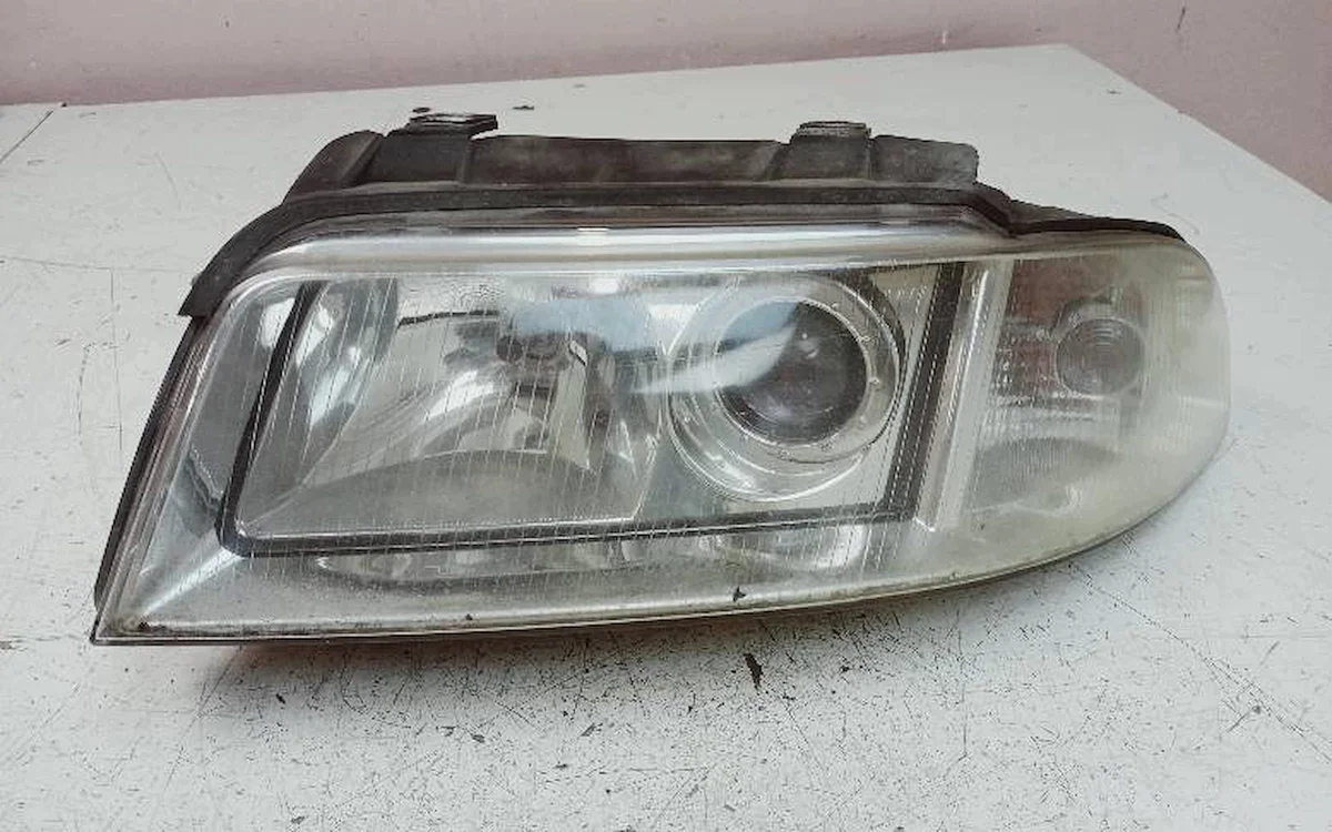 Audi A4 B5 Avant vänster framlykta