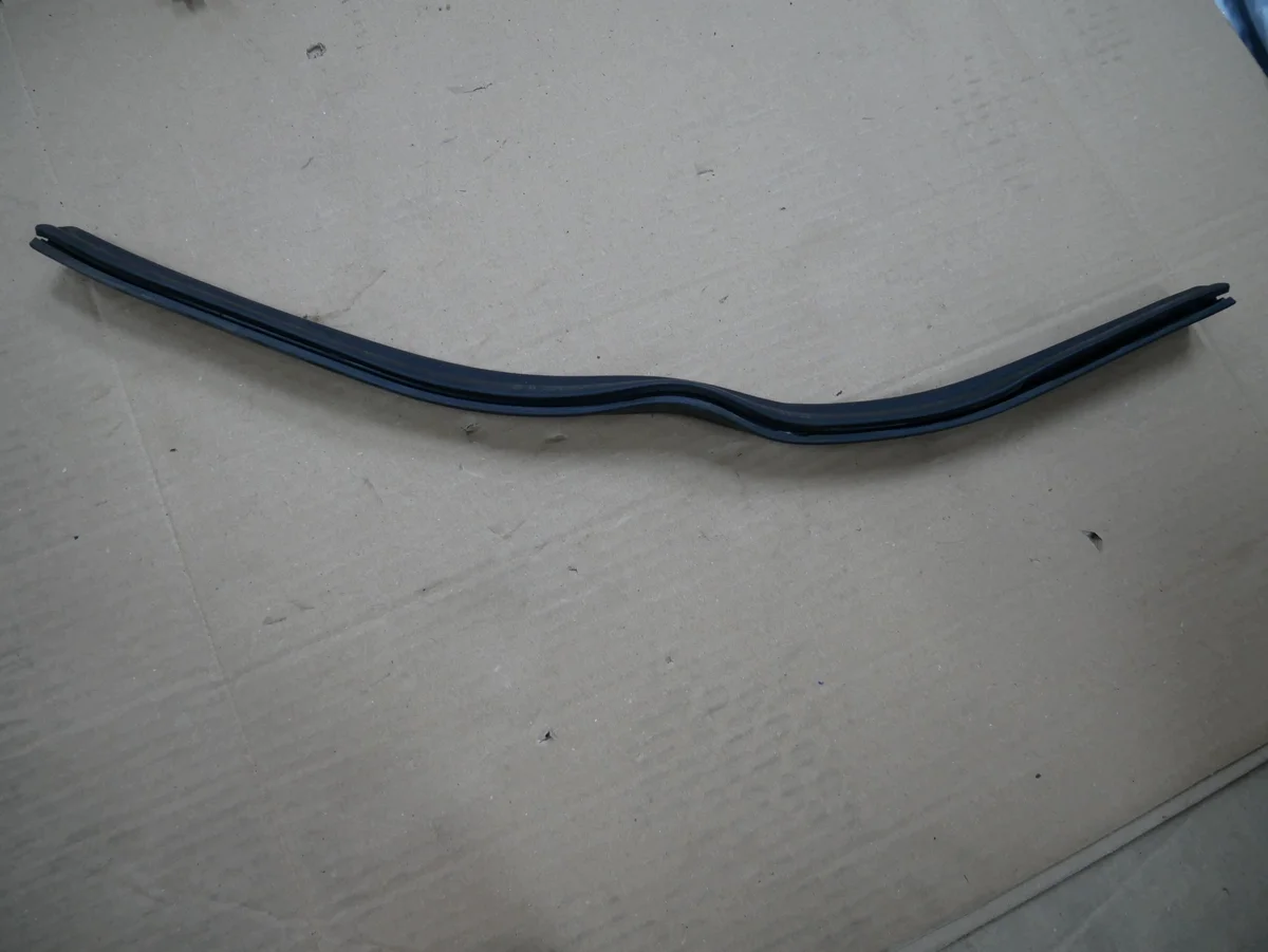 Joint de capot Mercedes W204 A2046280198 image 3