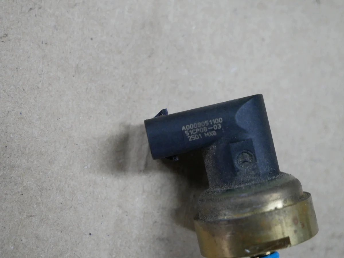 Mercedes C180 CGI 0009051100 Kraftstoffdrucksensor image 3