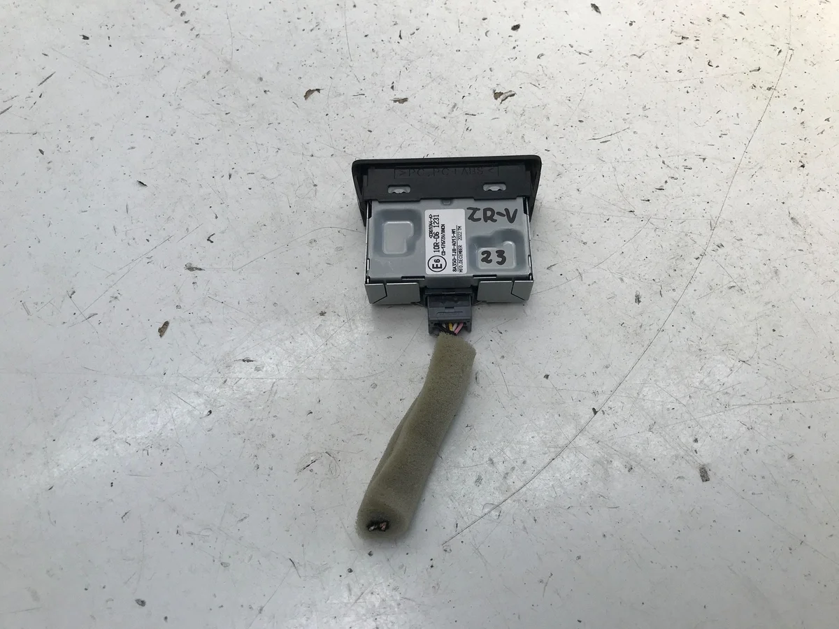 Honda ZRV USB-C latauspistoke 8A350-TJB-A013-M1 image 3