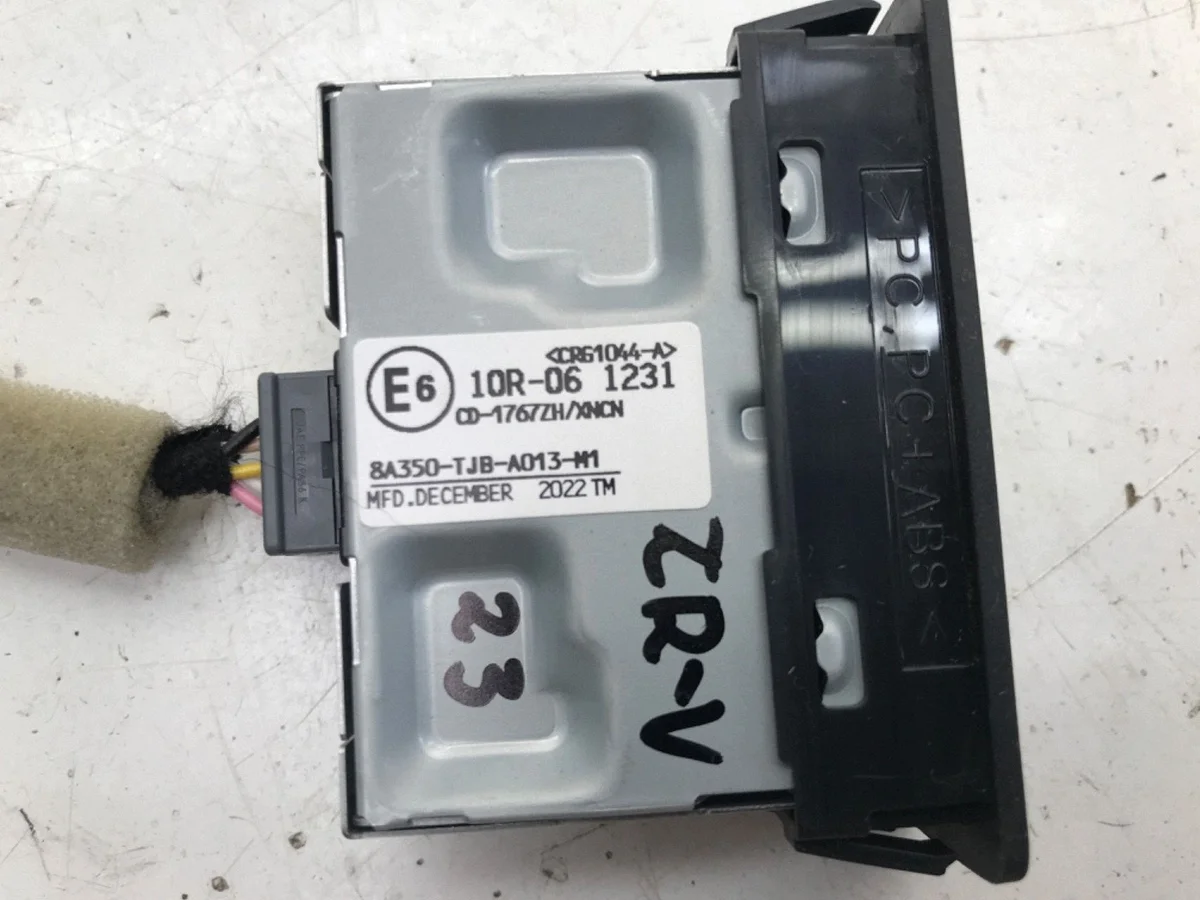 Honda ZRV USB-C latauspistoke 8A350-TJB-A013-M1 image 5