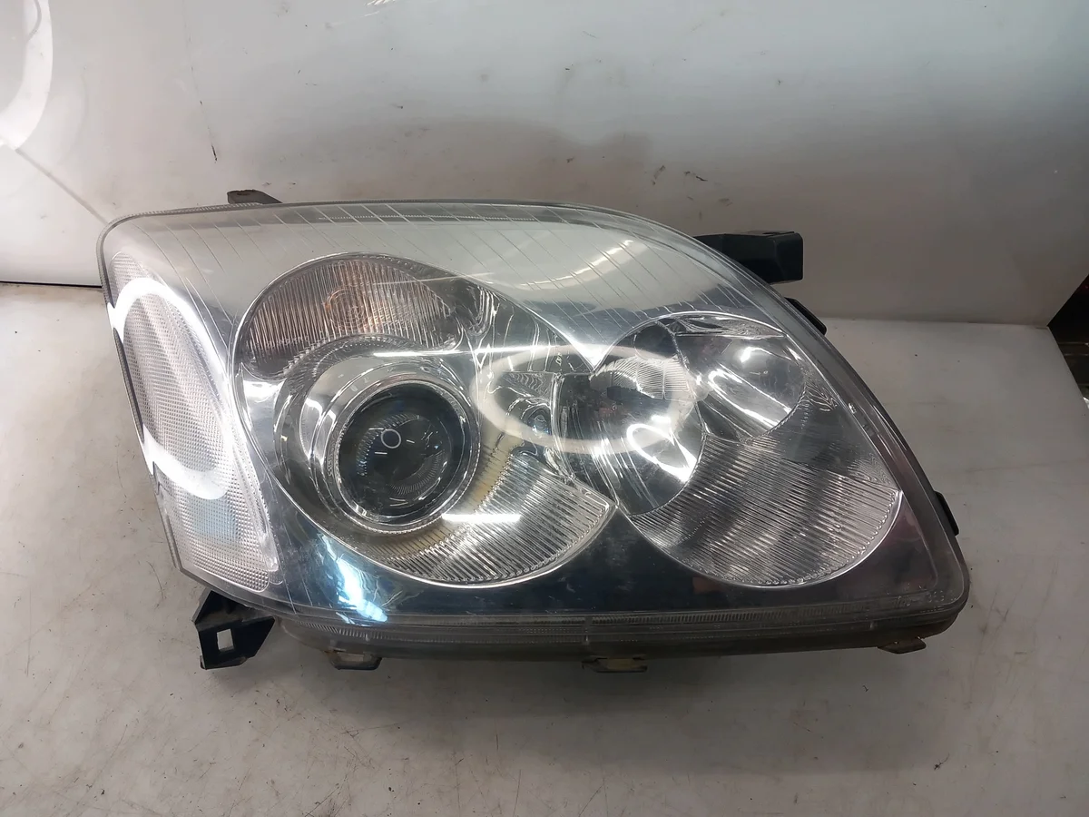 Phare avant droit Toyota Avensis TYC 20-A369R