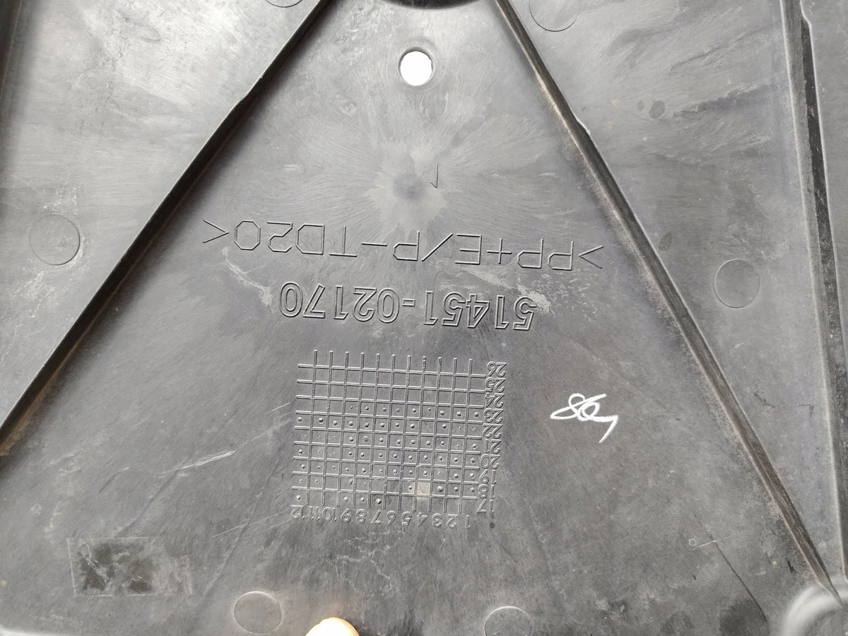 Placa Parachoques Delantero Toyota Corolla E21 image 6