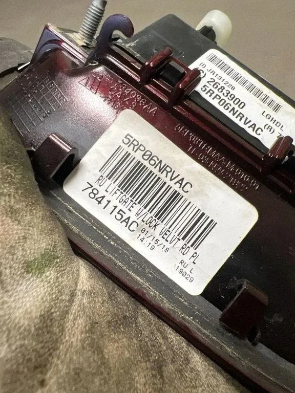 Chrysler Pacifica Tailgate Handle 784115AC image 4