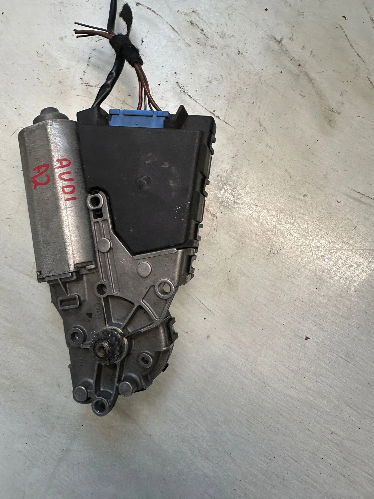 Audi A2 kattoluukun moottori 8Z0959591