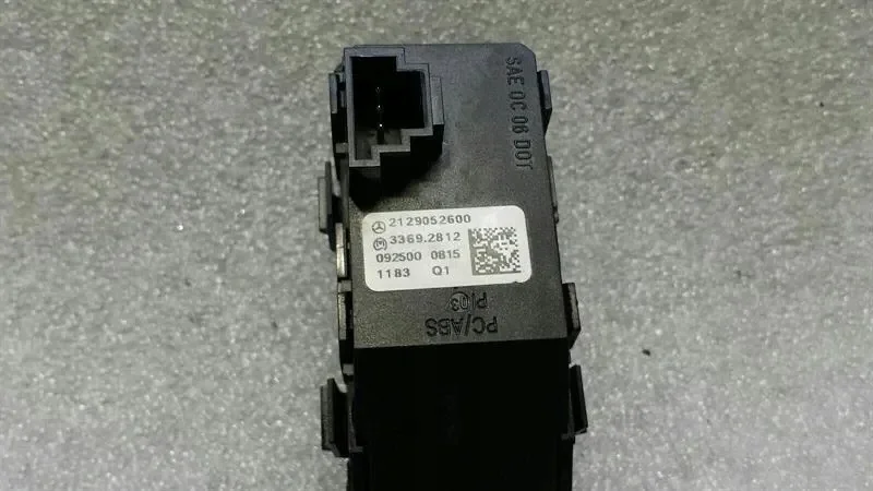 Mercedes E Class W212 Hazard Switch A2129052600 image 3