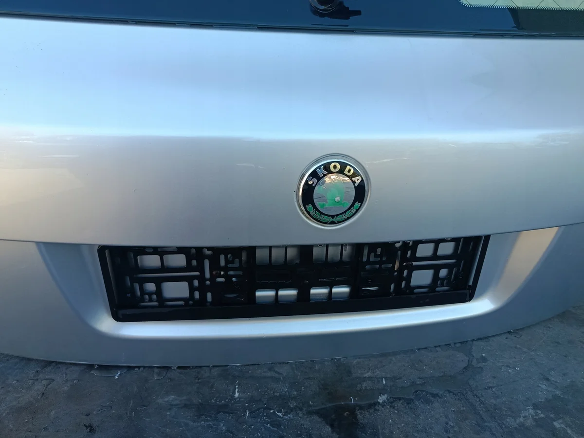 Portón Skoda Fabia II HB usado image 3