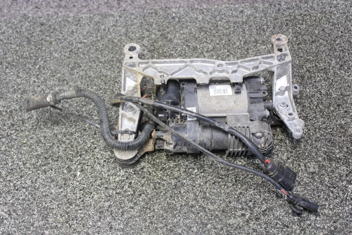VW Touareg 7P Kompressor Luftfederung 7P0698007B