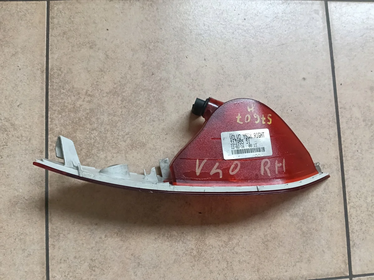 Volvo V40 Luz Antiniebla Trasera Derecha OEM 31395551 image 3