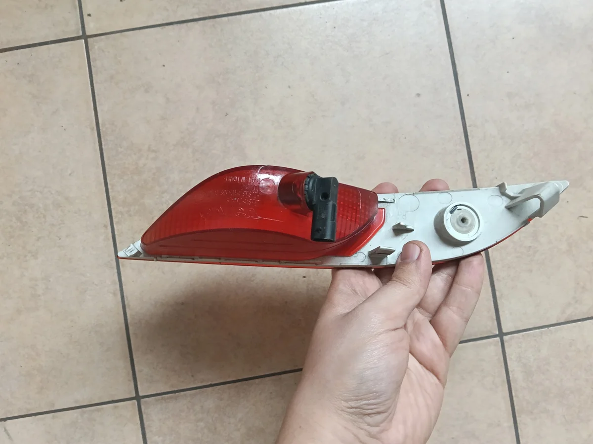 Volvo V40 Luz Antiniebla Trasera Derecha OEM 31395551 image 4