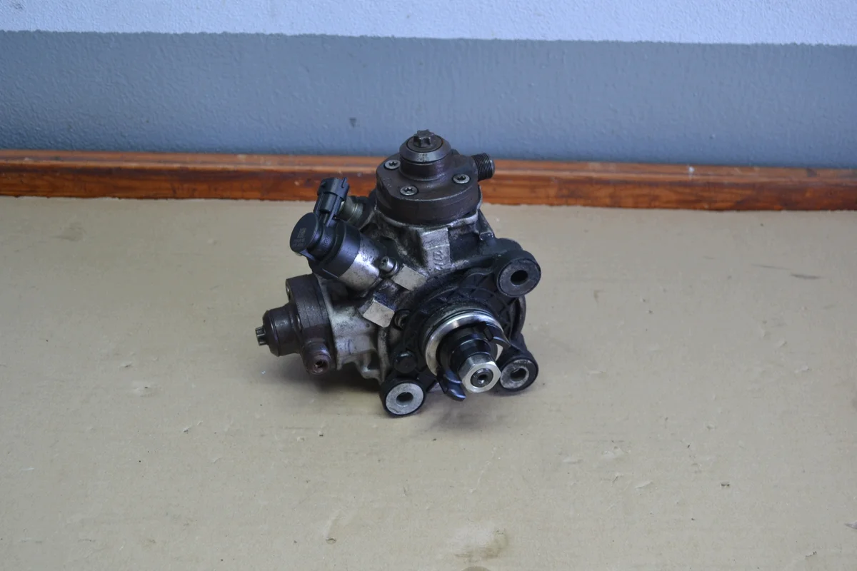 Polttoainepumppu Volvo 2.0 D 0445010681