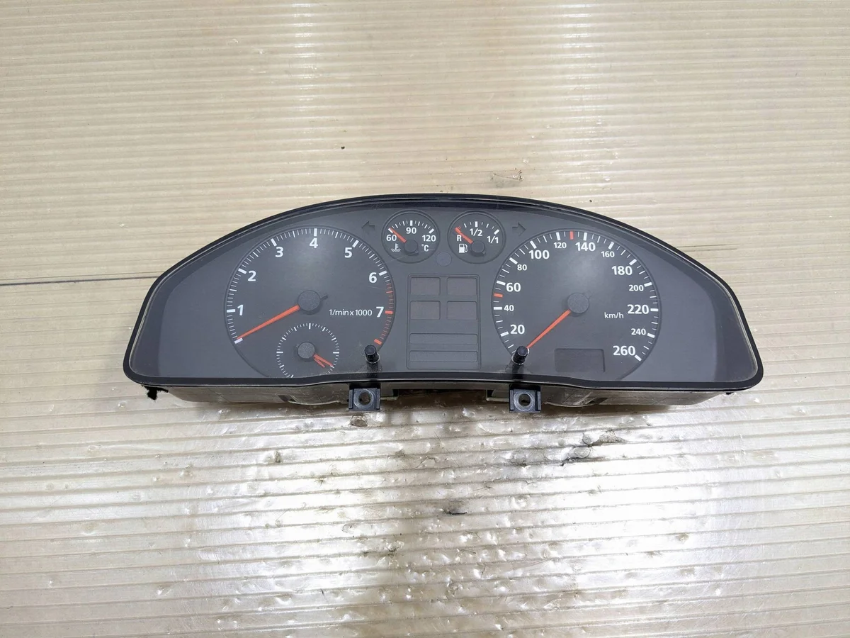 Audi A4 B5 Instrumentpanel 88311225 image 2