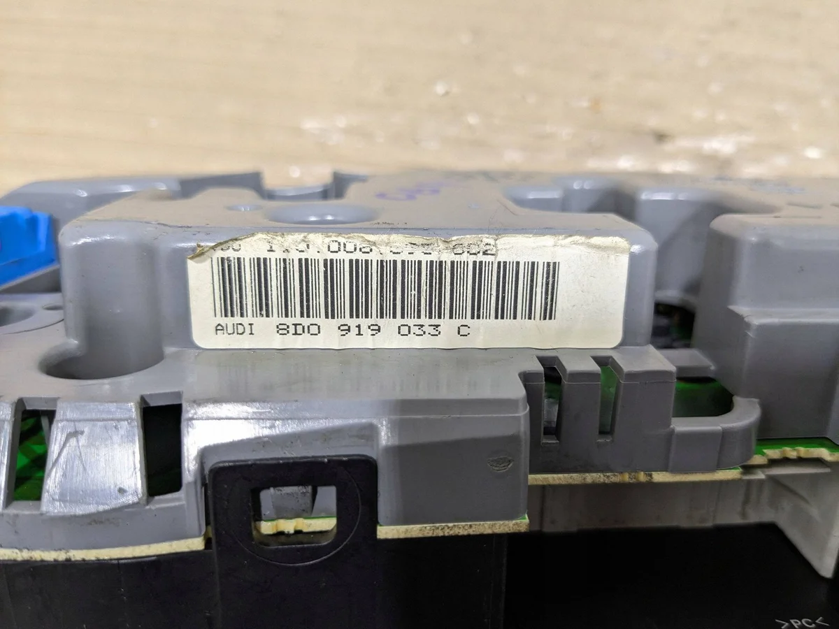 Audi A4 B5 Instrumentpanel 88311225 image 3