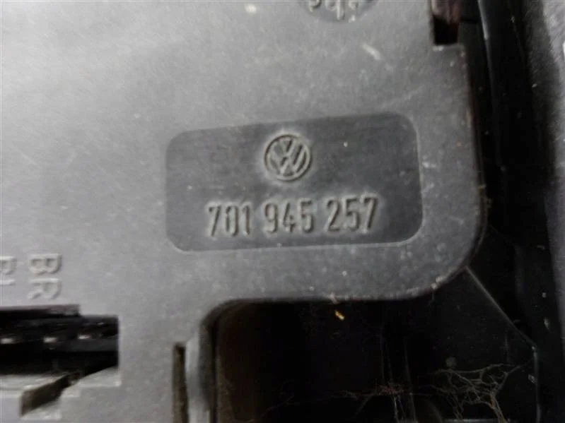 Luz trasera derecha VW 701945257 image 3