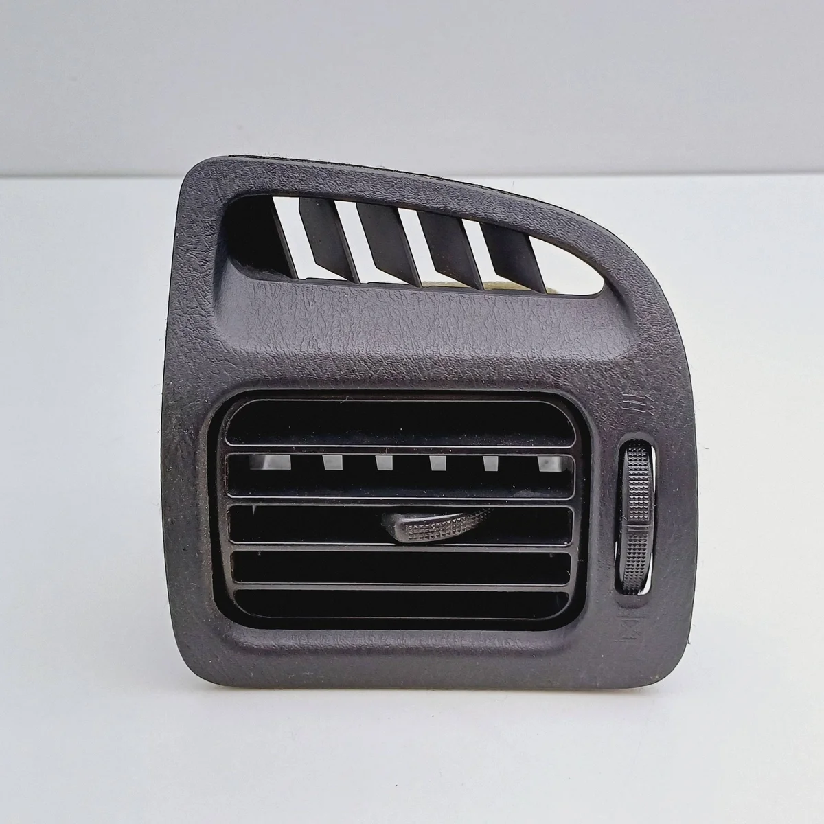 Grille aération Mazda 626 GM732 Avant Droit