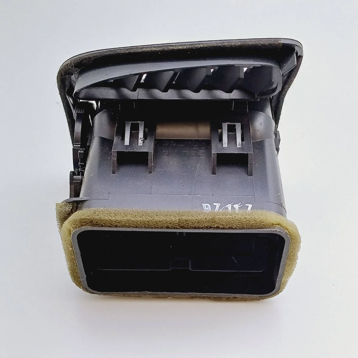 Mazda 626 GM Lüftungsgitter Rechts Vorne image 4