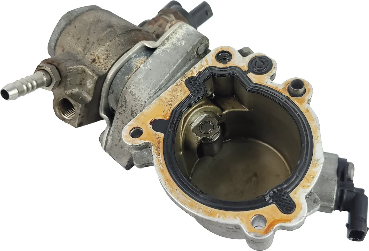 Polttoainepumppu Audi A6 C6 3.0 TFSI 06E103535A