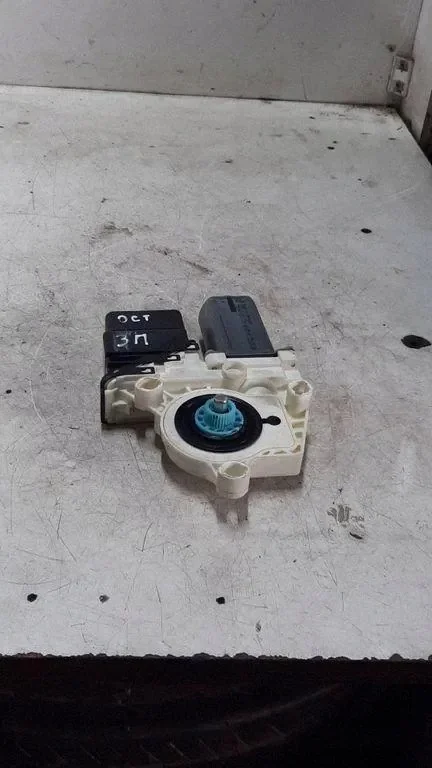 Achterruitmotor Skoda Octavia 2 1K0959704J image 3